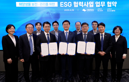 심민석(앞줄 왼쪽 세 번째부터) 포스코DX 사장, 주대영 국립공원공단 이사장, 윤석철 포스코스틸리온 컬러마케팅실장이 29일 포스코DX 판교사무소에서 해양생물 찻길 사고 예방을 위한 ESG 업무협약을 맺고 기념촬영하고 있다. 포스코DX 제공